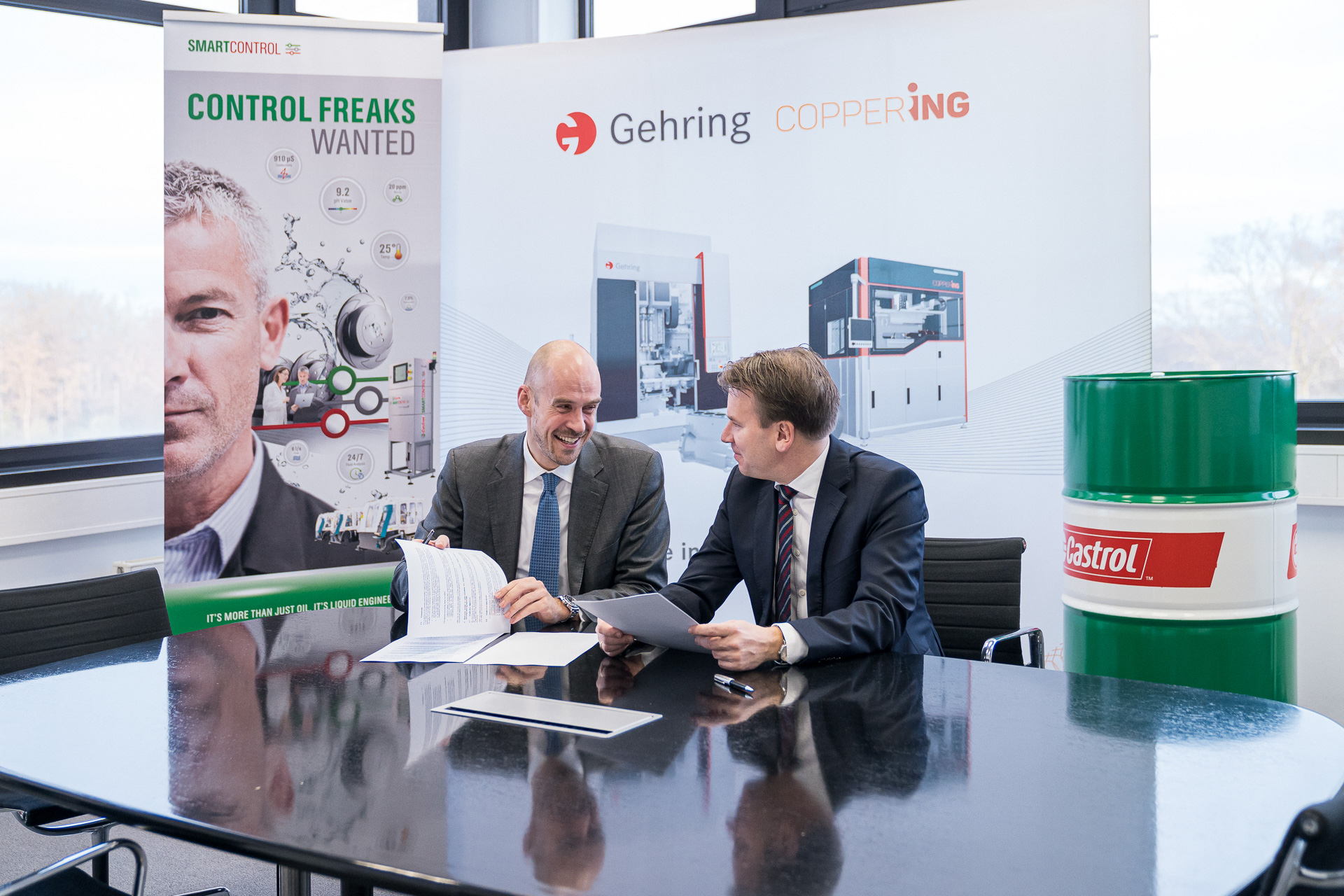 Andreas Osbar, Castrol-Vorstand, und Dr. Sebastian Schöning, CEO der Gehring Gruppe, bei der Unterzeichnung des Kooperationsvertrags